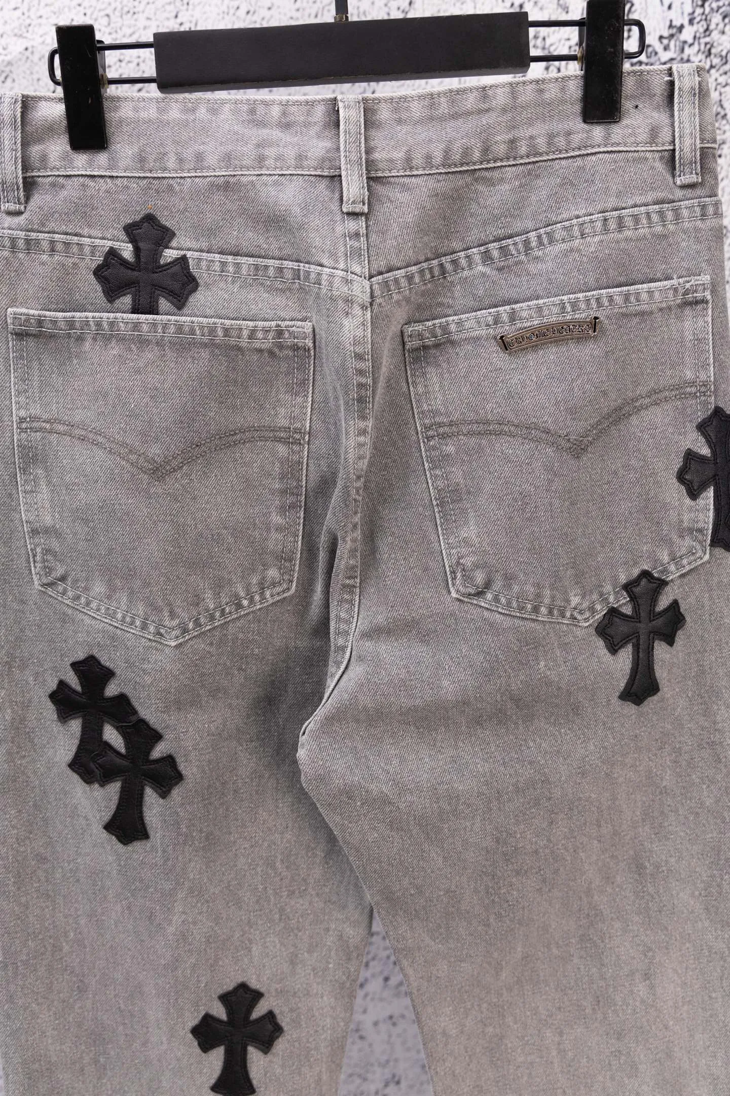 P210 Chromehearts limited edition classic black cross patch leather gray jeans, priced at 34W level, patchwork cross pattern embellishment, washed jeans! ! An absolutely high-end luxury product, a 1.9W-level god-level single product, a super popular product, made by top heavy industry, a magic weapon that cannot be missed! [About Zangyin] This is an extremely luxurious fashion brand that can also be called the aristocracy of the high street. It has always been an exclusive brand for some hipsters or rich second generations. Compared with ordinary high streets, it is more luxurious and noble. Compared with luxury brands, it is more fashionable and individual. It has always been a brand that I have a special liking for. [Top heavy industry fashion design] Consistently high-street luxury style. Speaking of this style, the Zangyin family and GU family are definitely the leading representative brands. Especially the Zangyin family has really achieved a state-of-the-art effect in creating high-street style. The unique washed material is used to create this style. The color system is already quite eye-catching. After it is decorated with patchwork cross flowers, it cleverly highlights the charm of the brand. Secondly, this style uses classic The high-waist cutting design highlights the long legs and fashionable temperament of the upper body. The brand is highly recognizable and the slim fit configuration is more suitable for daily wear. It is a product that interprets personality, fashion, and specifications at a glance. This single product is enough to make any fan excited. It can be a white T-shirt for a youthful college style, or a tight suspender for a royal style. It has strong matching ability and can be easily controlled by men.  [Materials and craftsmanship] Needless to say, this point goes without saying. As an excellent craftsman brand, Zangyin’s requirements for details and craftsmanship are really perfect. The washed color of this model has gone through so many processes, not to mention the embellishment of denim appliques. It is also purely hand-made and sewn. Just like what they believe in, only hand-made things have soul and have the meaning of wear. A top-notch heavy-duty fashionable denim item, I look forward to your perfect interpretation! !  Color: Gray Size: 28-36